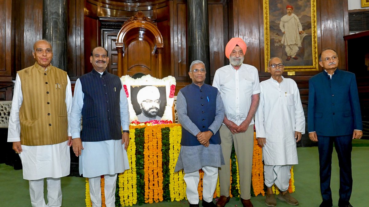 Lok Sabha Speaker pays tribute to Gurdial Singh Dhillon
