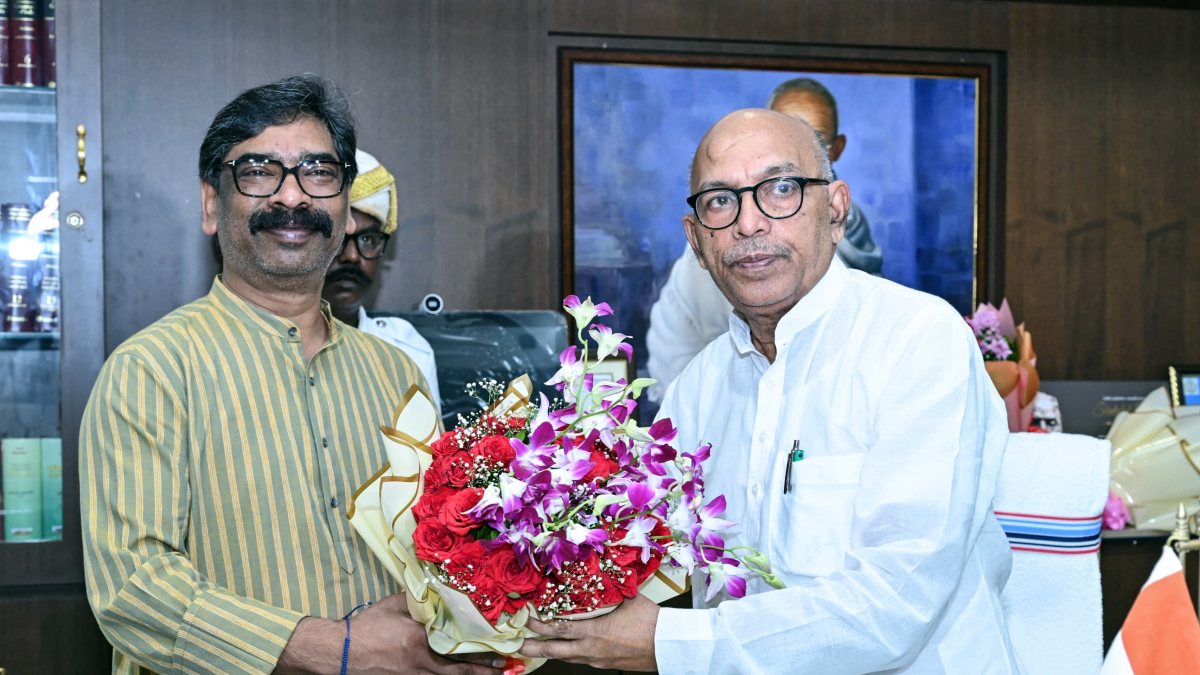Jharkhand CM felicitates speaker on monsoon session opening day