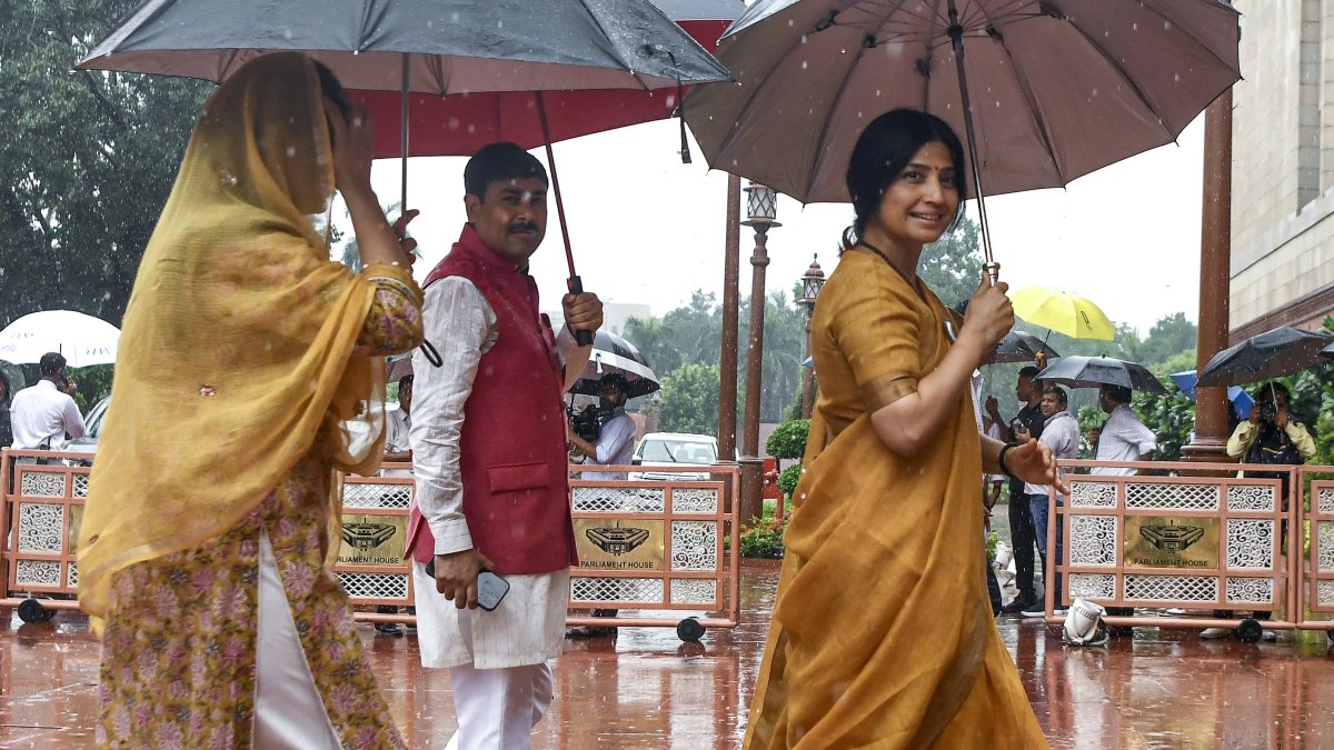 SP MPs brave rain with umbrellas at Parliament monsoon session