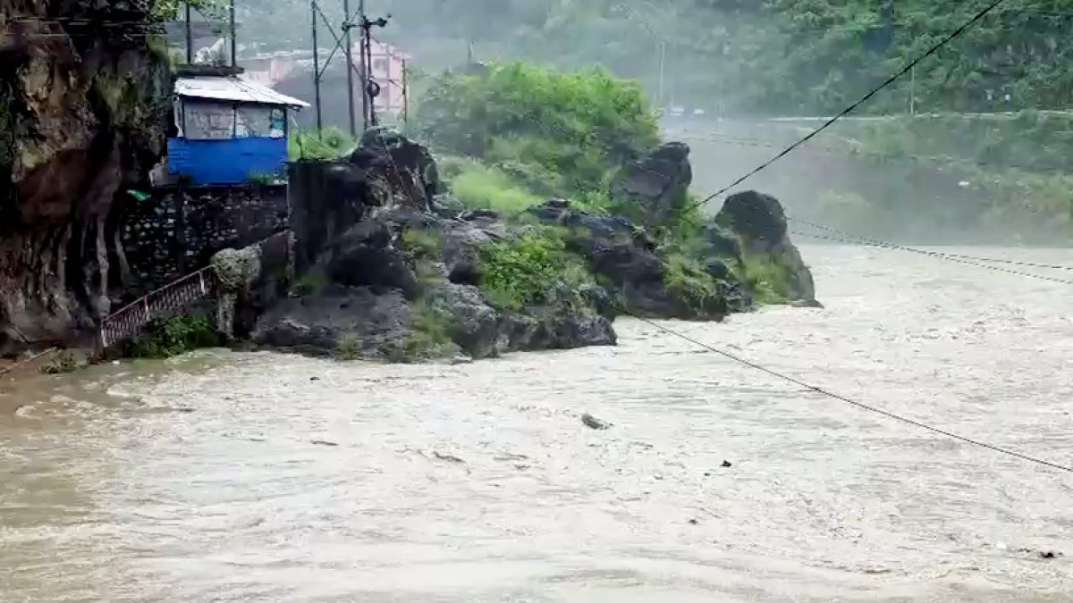 Alakhnanda River flows above danger mark after heavy rains