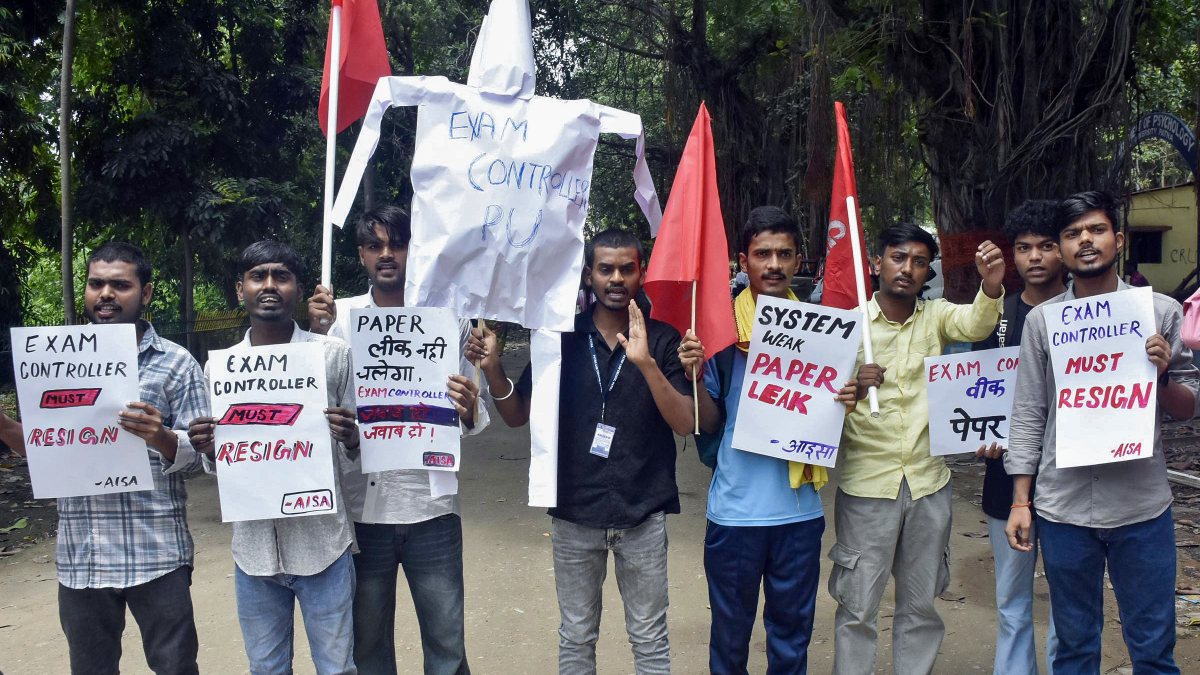 AISA supporters burn effigy in Patna exam protest