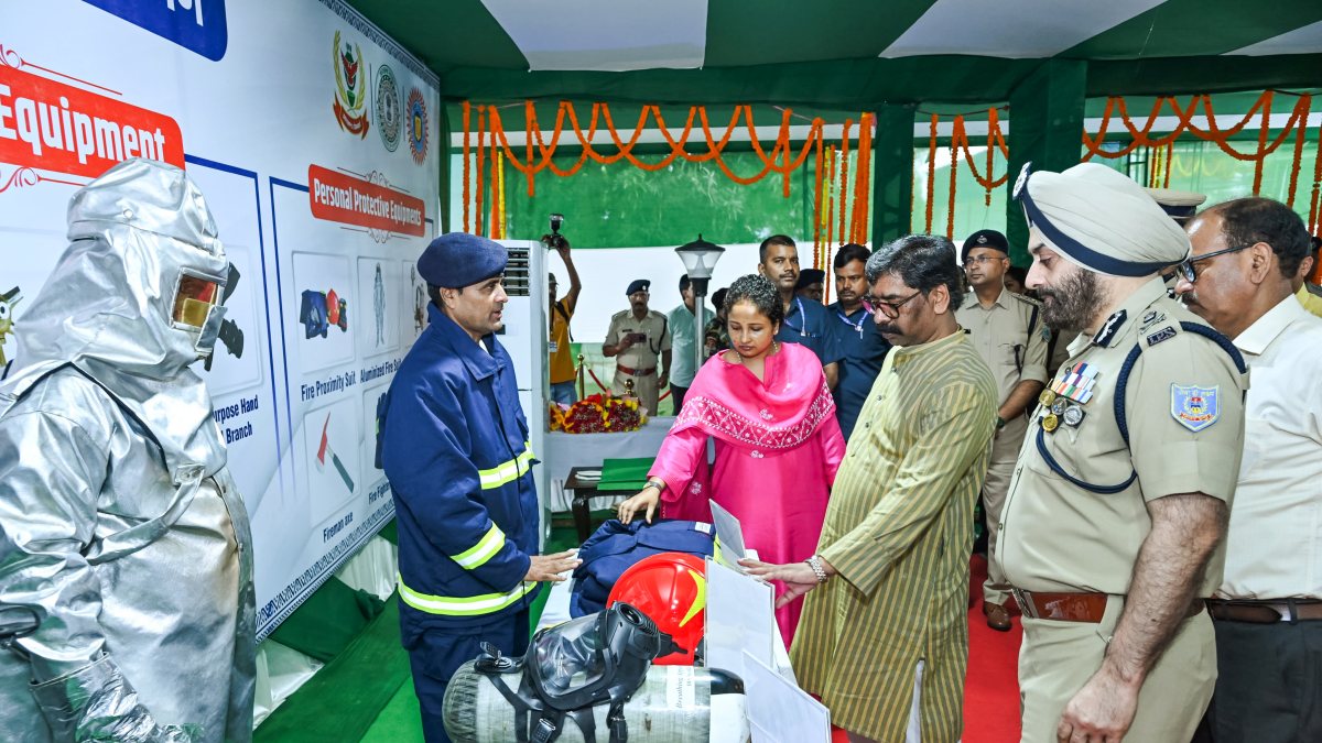 Jharkhand CM flags off mist tech fire tenders in Ranchi