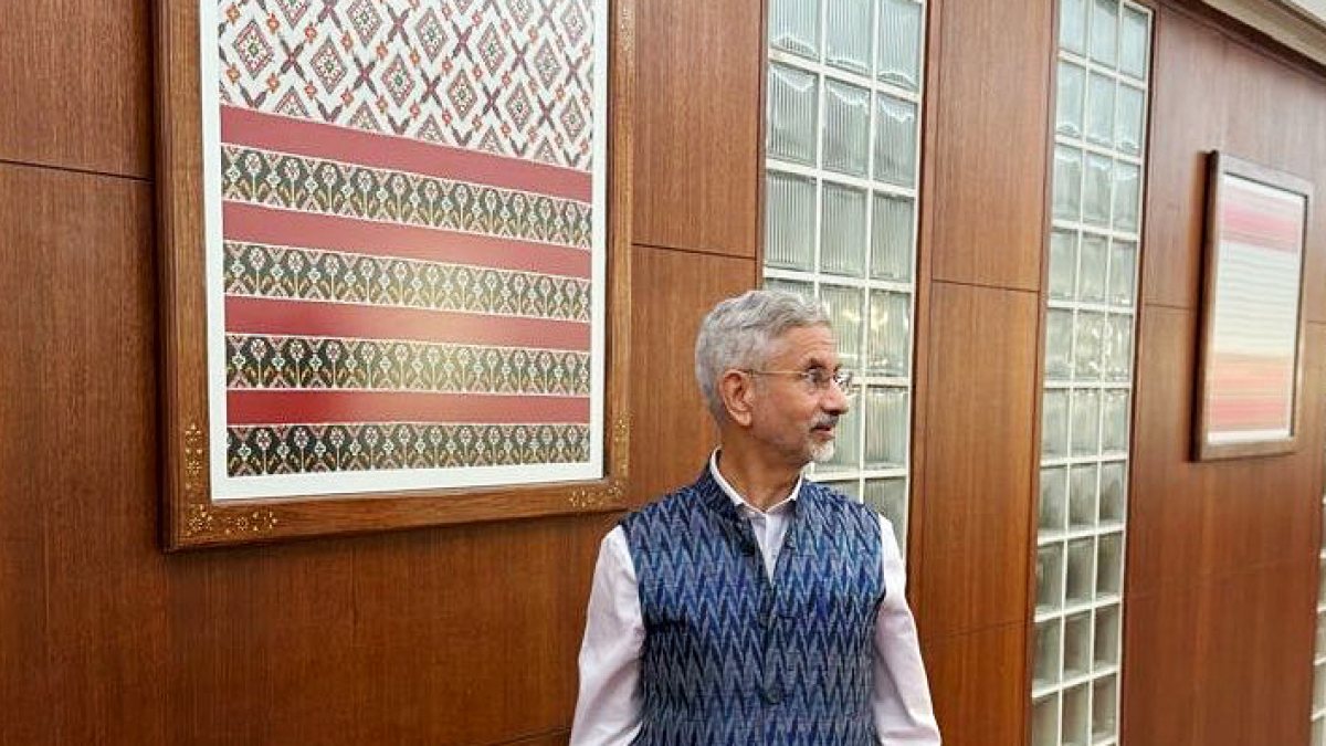 Jaishankar marks National Handloom Day in traditional vest