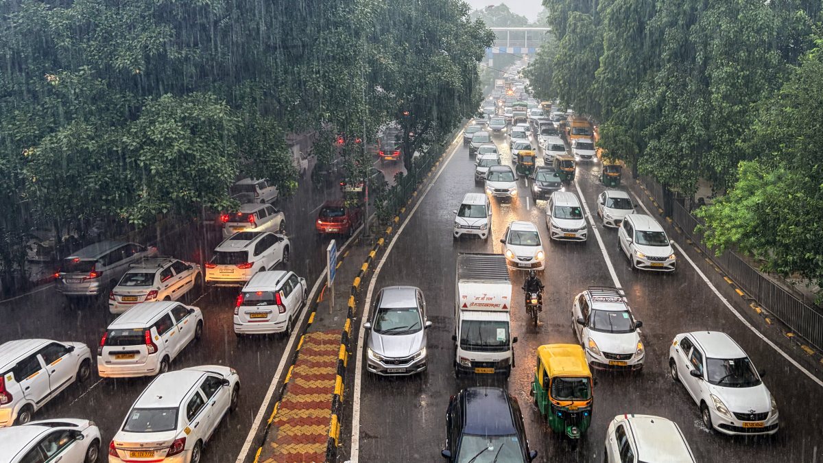 Heavy rainfall disrupts traffic at Moti Bagh in New Delhi