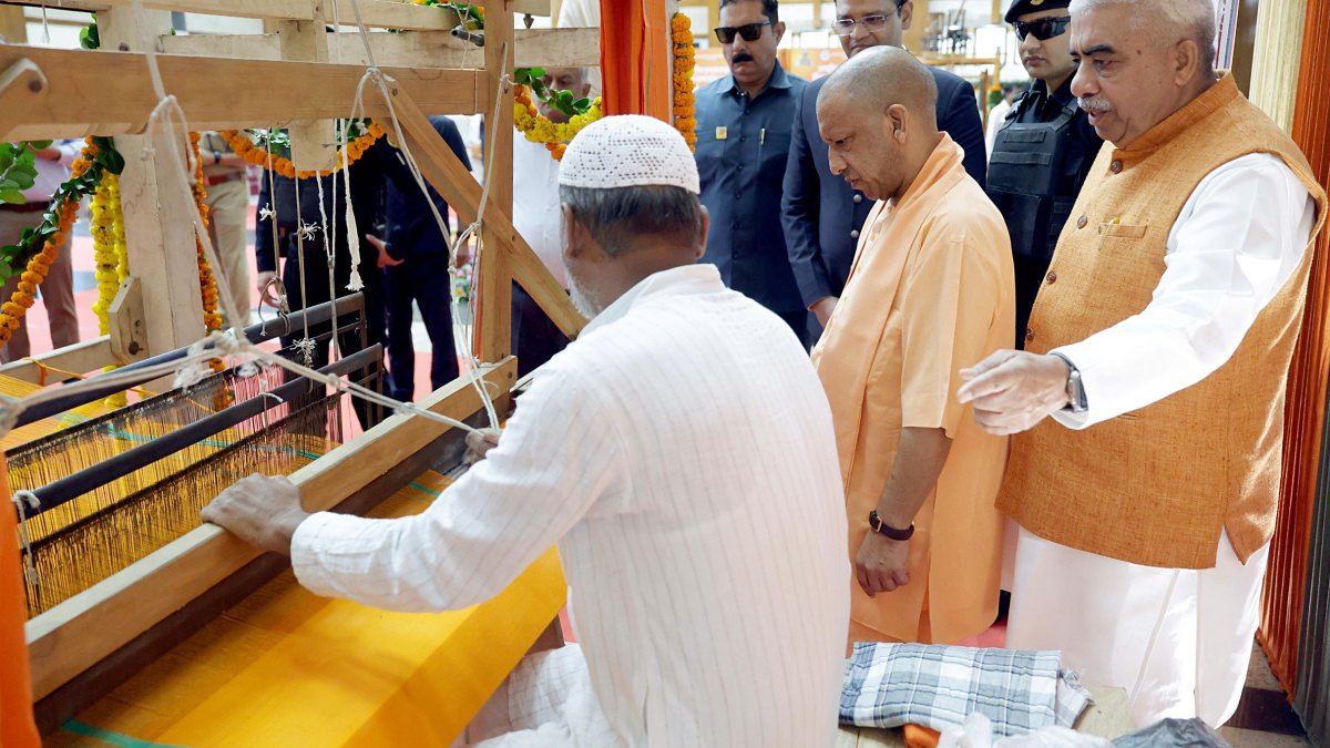 Yogi Adityanath observes handloom artisans at National Handloom Day