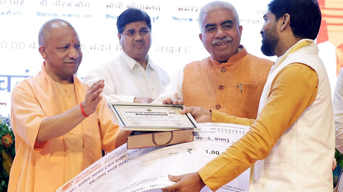 Yogi Adityanath honours handloom artisans on National Handloom Day