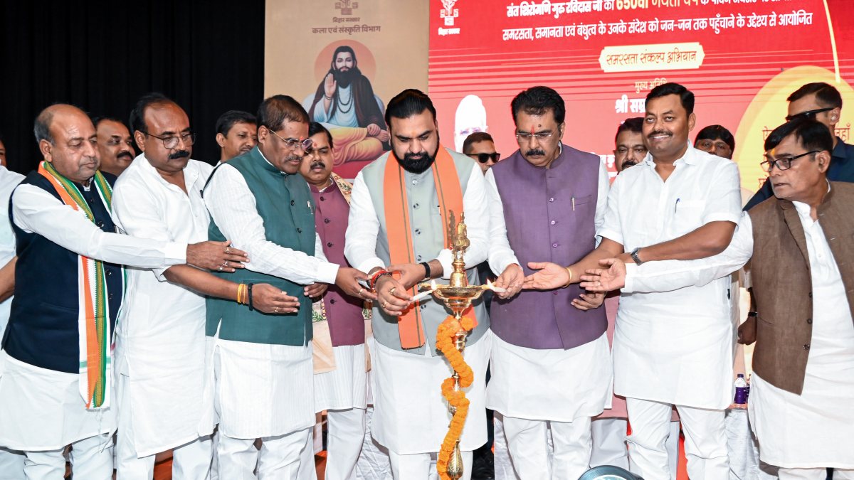 Bihar CM lights lamp at Guru Ravidas 650th birth anniversary event