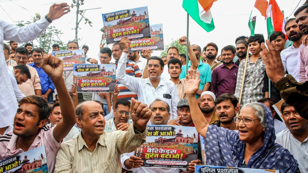 Bhopal traders protest for removal of police barricades