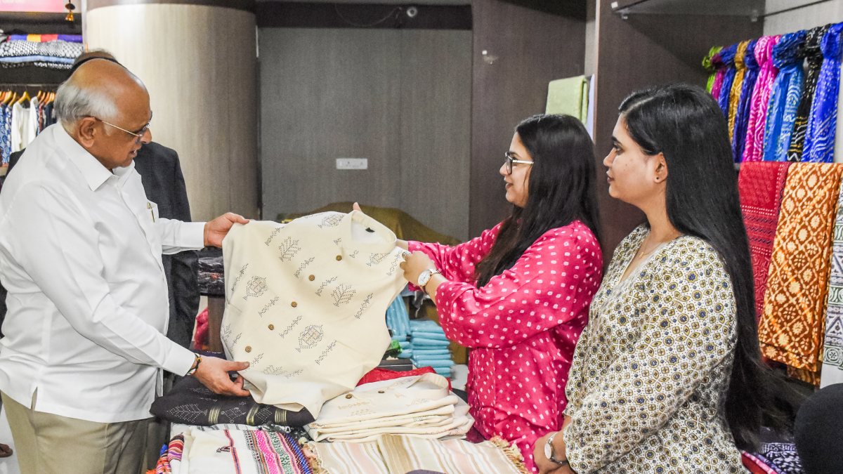 Gujarat CM buys handloom products on National Handloom Day