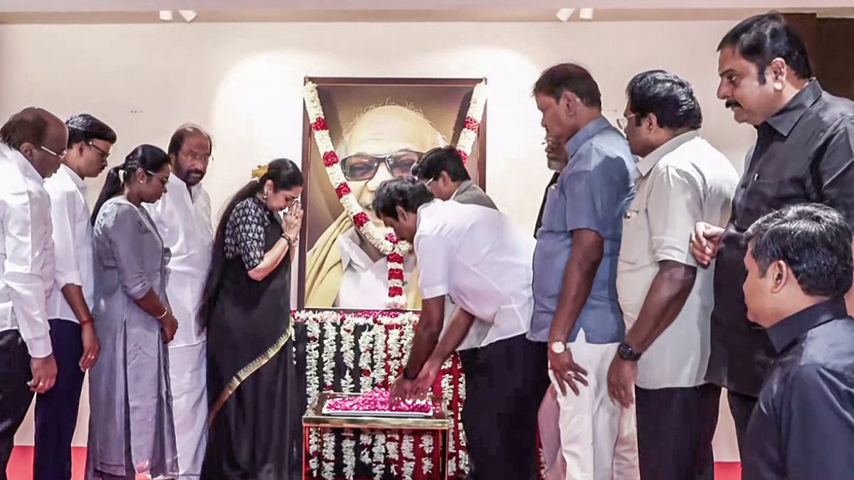DMK MPs honour Karunanidhi on 8th death anniversary