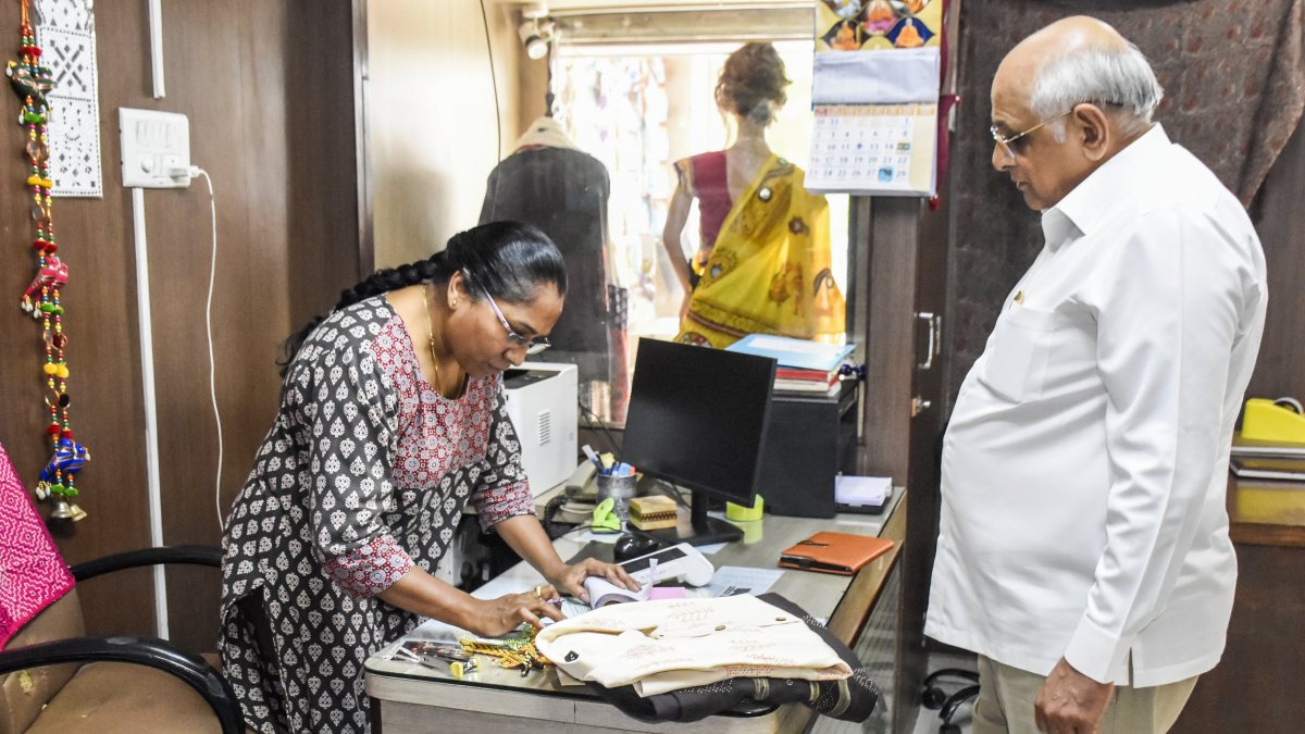 Gujarat CM buys handloom products on National Handloom Day