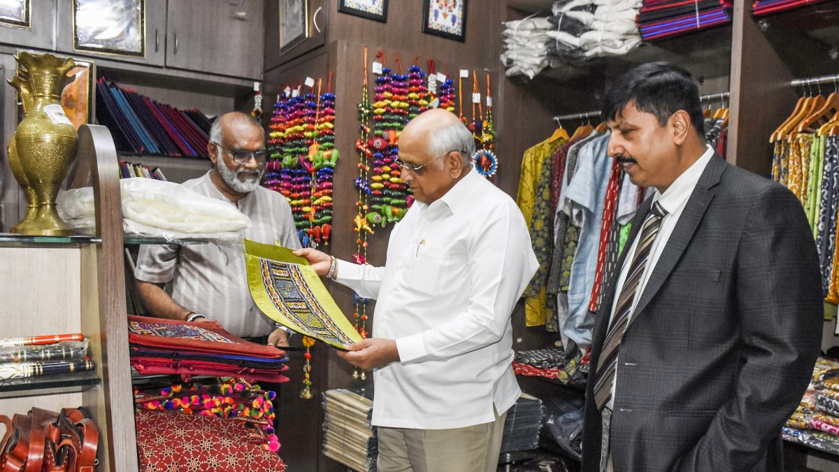 Gujarat CM buys handloom products on National Handloom Day
