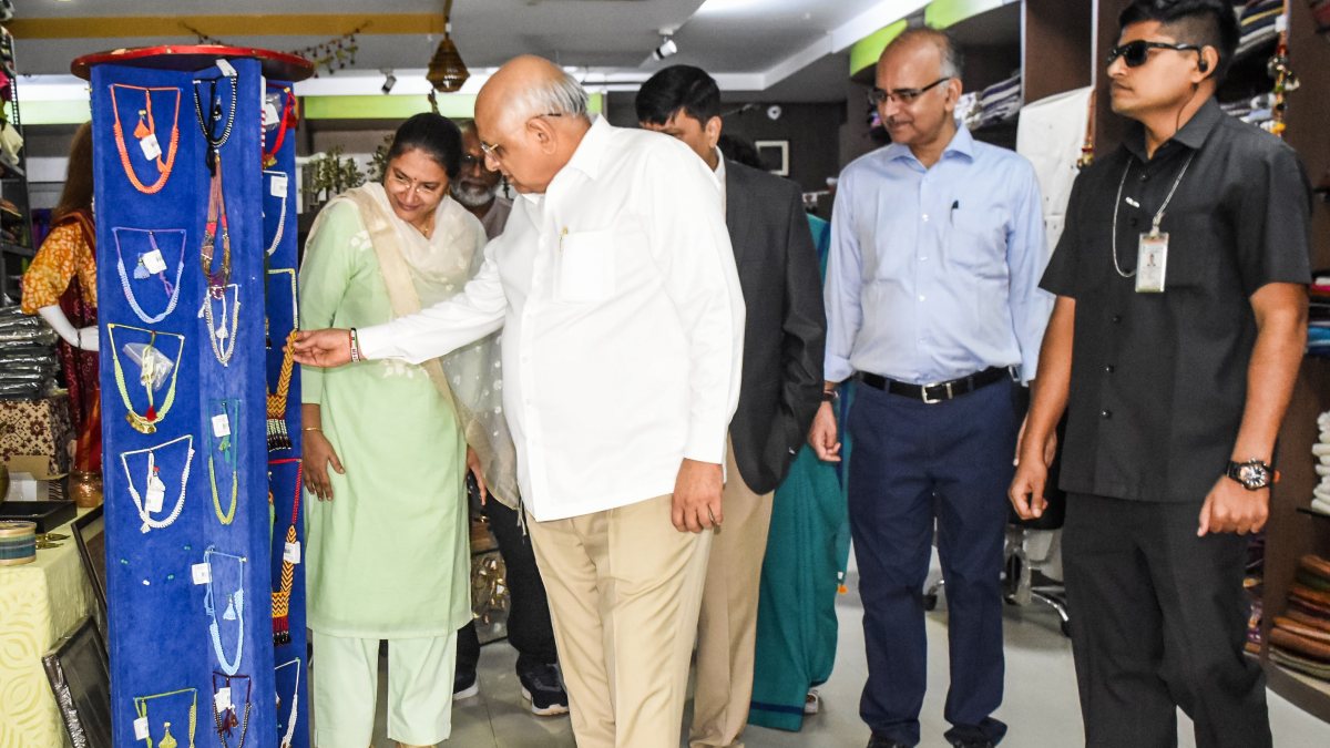 Gujarat CM buys handloom products on National Handloom Day