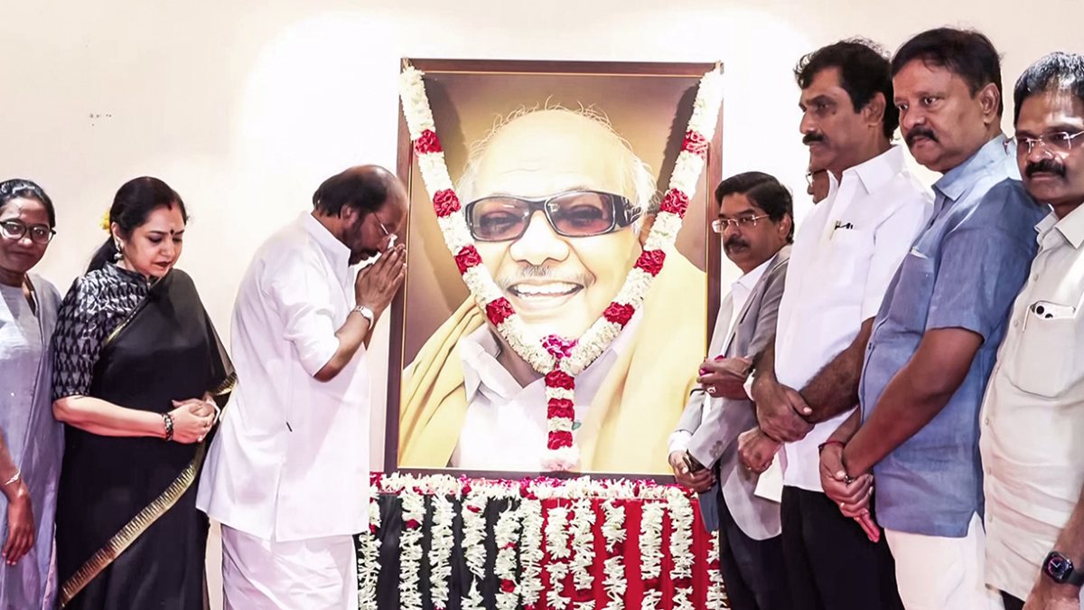 DMK MPs honour Karunanidhi on 8th death anniversary