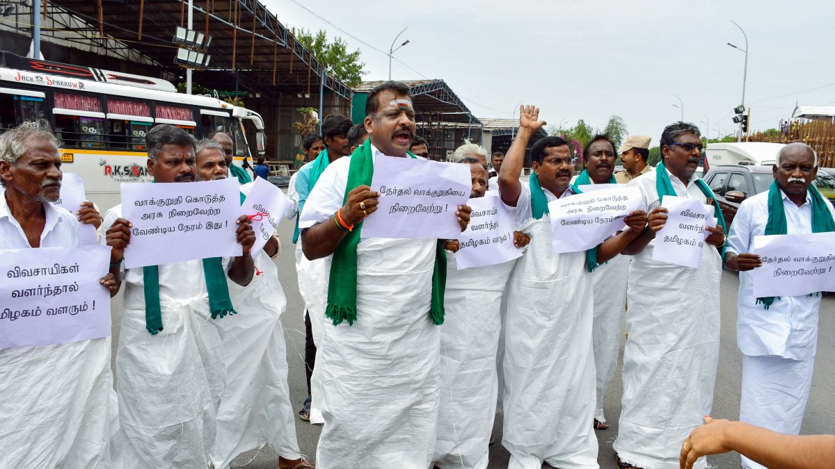Chennai farmers protest outside TN Secretariat over pending demands