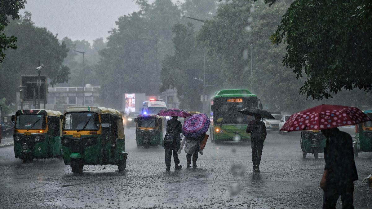 Heavy rains lash Delhi, commuters brave waterlogging near Connaught Place
