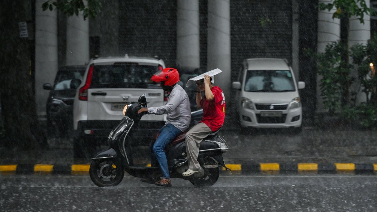 Heavy rain lashes Delhi, commuters brave waterlogged roads