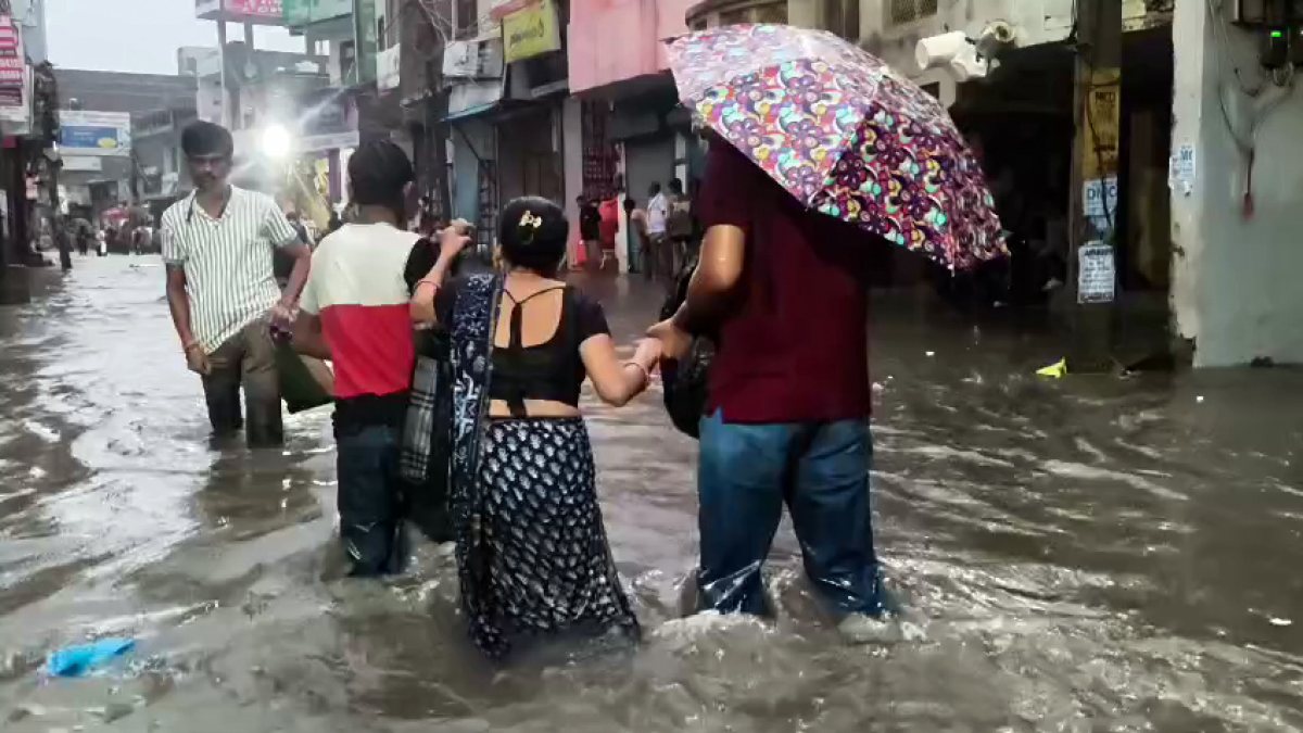 Heavy rains inundate Sangam Vihar, residents wade through waterlogged roads
