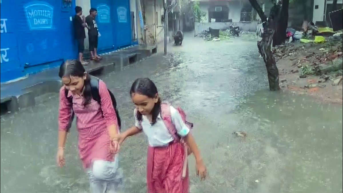 Heavy rains flood Chhatarpur, schoolchildren wade through waterlogged streets