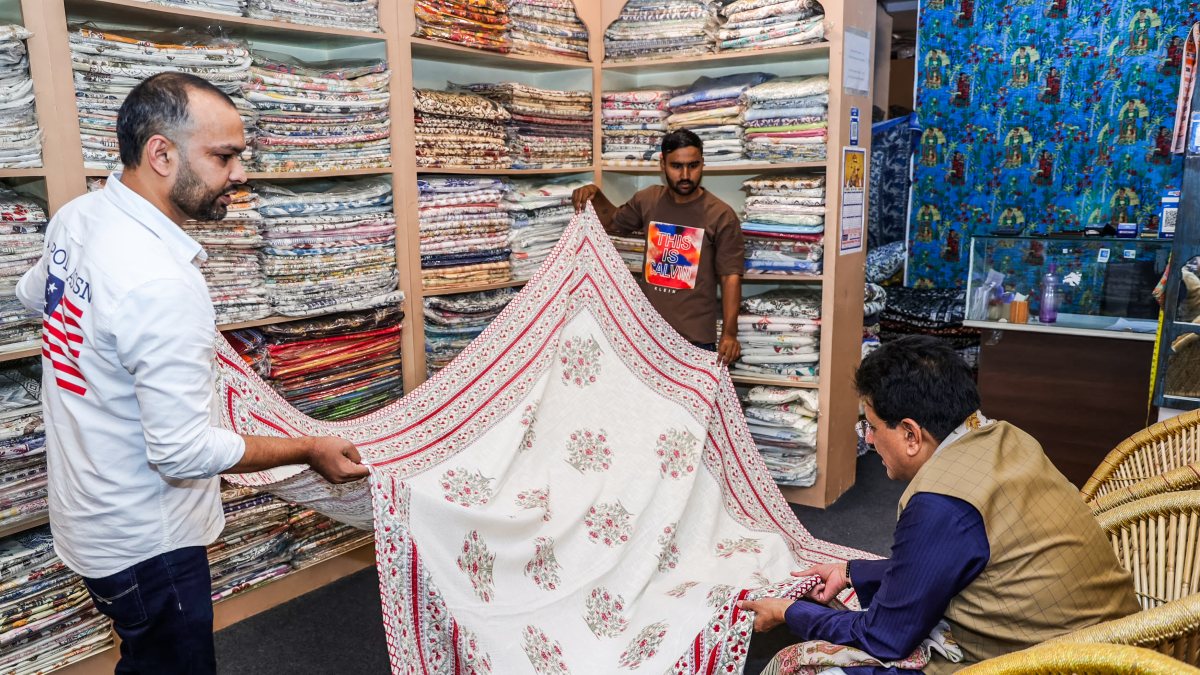 Piyush Goyal buys handloom products on National Handloom Day in Jaipur
