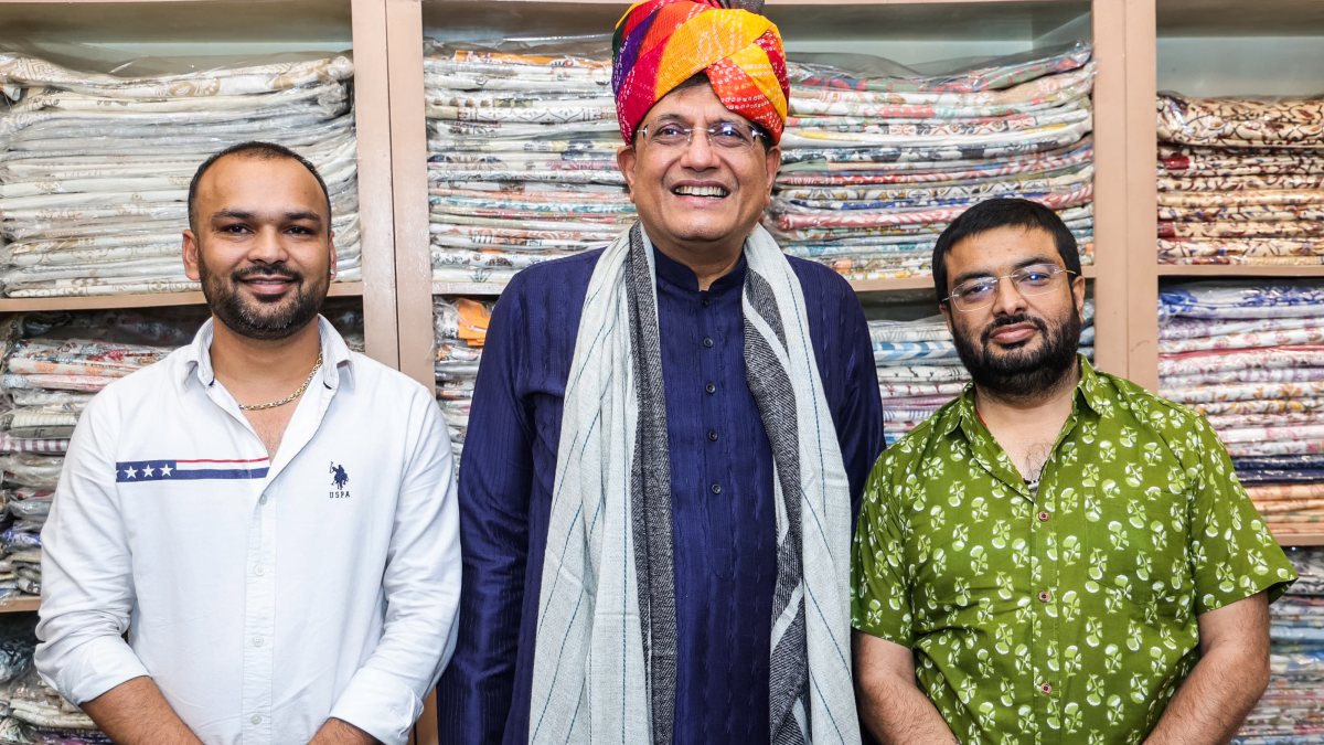 Piyush Goyal buys handloom products on National Handloom Day in Jaipur