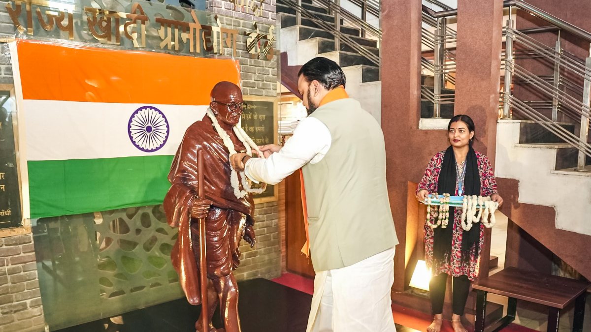 Bihar CM pays tribute to Mahatma Gandhi on National Handloom Day