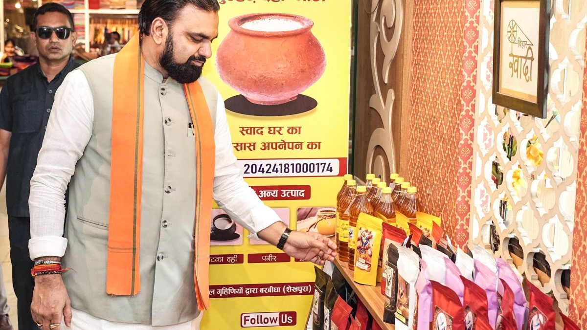 Bihar CM Samrat Choudhary buys Khadi products on National Handloom Day
