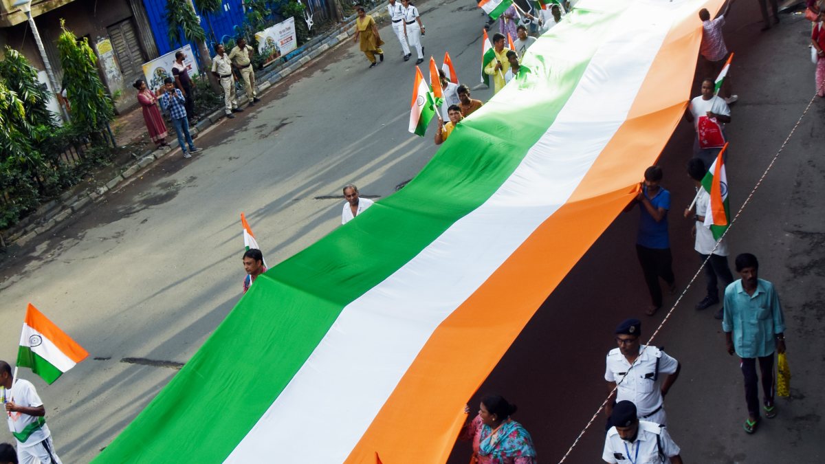 Kolkata holds Har Ghar Tiranga rally with long national flag