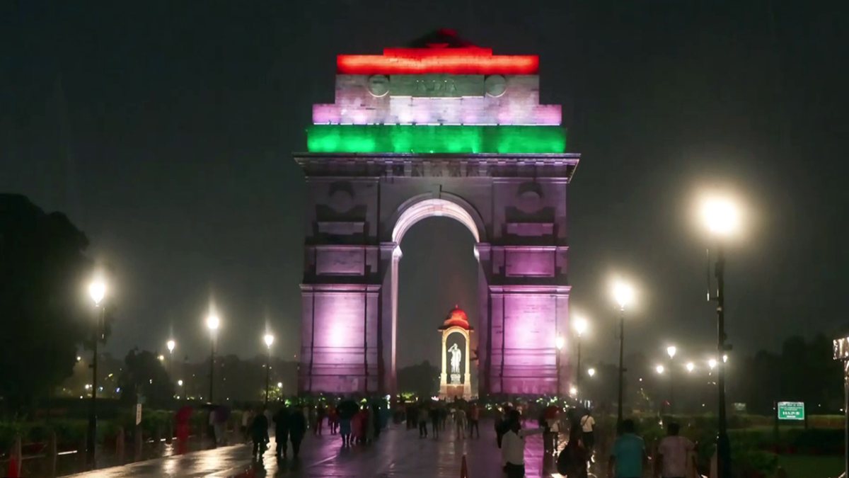 Crowds throng Kartavya Path as pleasant weather lifts Delhi spirits