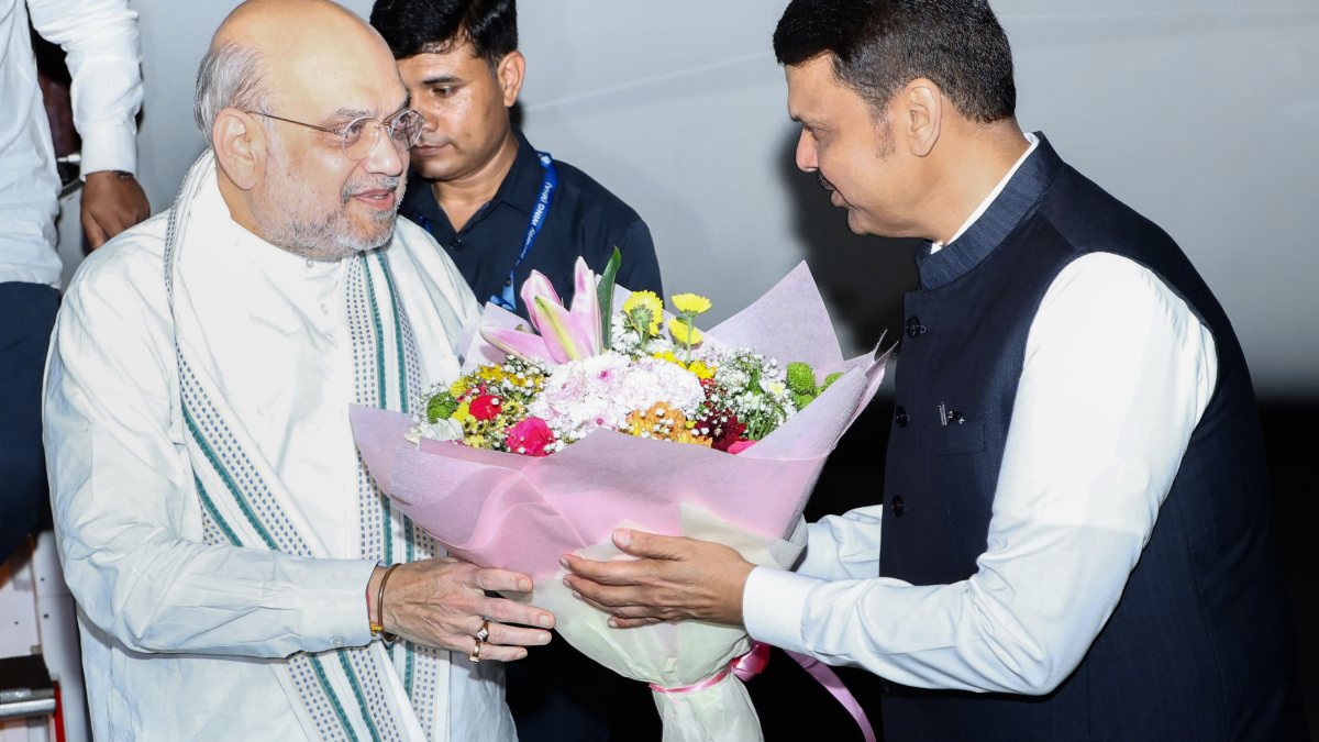 Amit Shah welcomed by Fadnavis at Mumbai airport