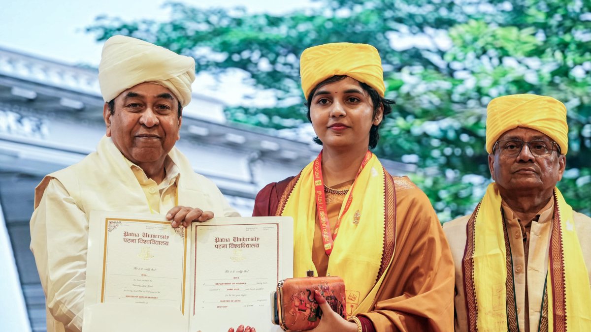 Bihar Governor honours meritorious student at Patna University convocation