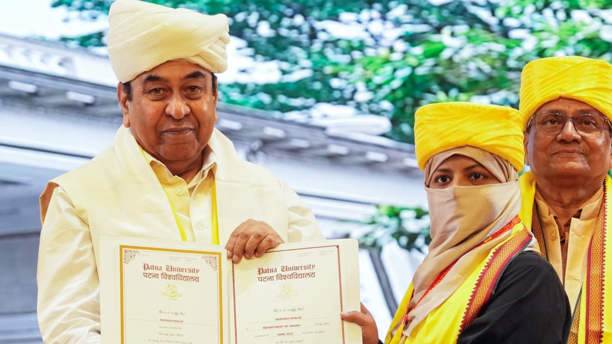 Bihar Governor honours meritorious student at Patna University convocation