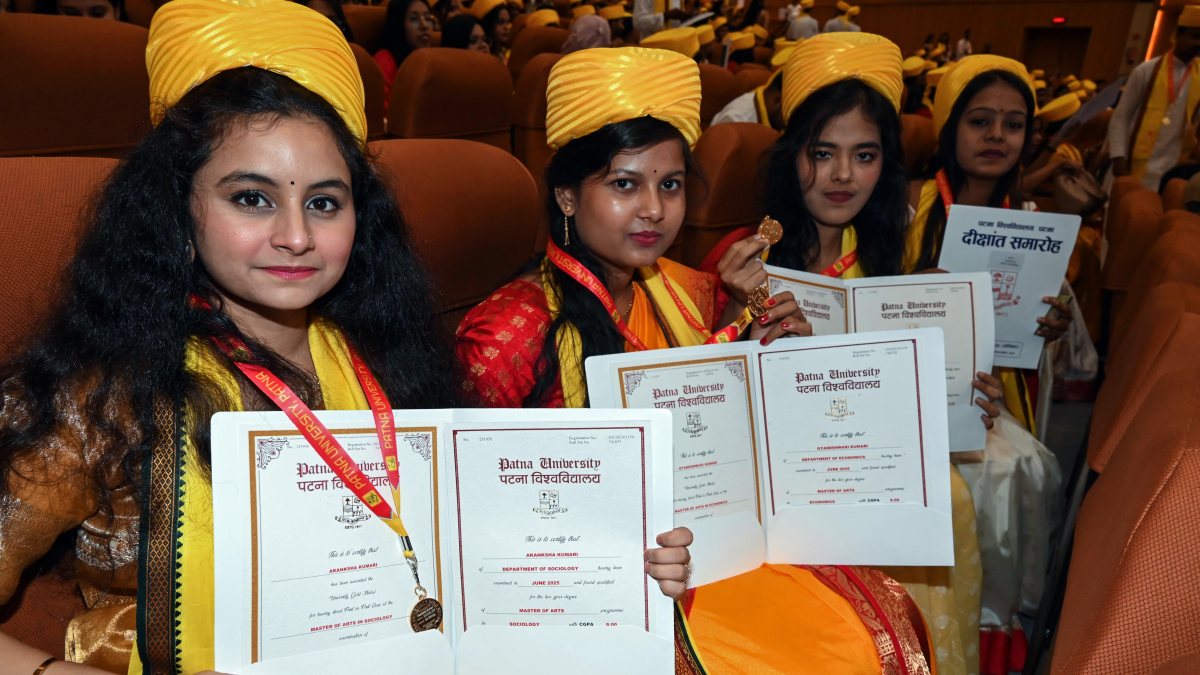 Bihar Governor honours students at Patna University convocation