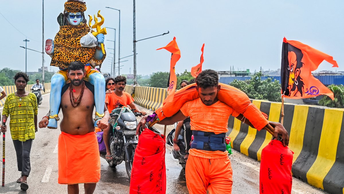 Kanwariyas carry Ganga water during annual yatra in Delhi