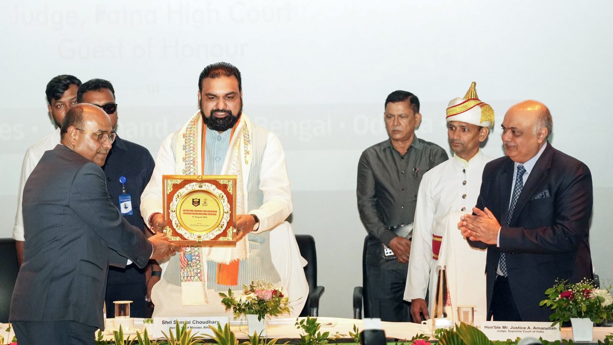 Bihar CM meets SC judge at missing children conference