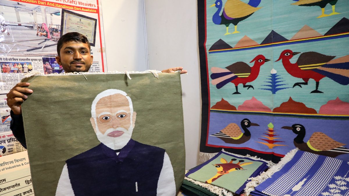 Weaver unveils handwoven Modi portrait at Jaipur handloom fest