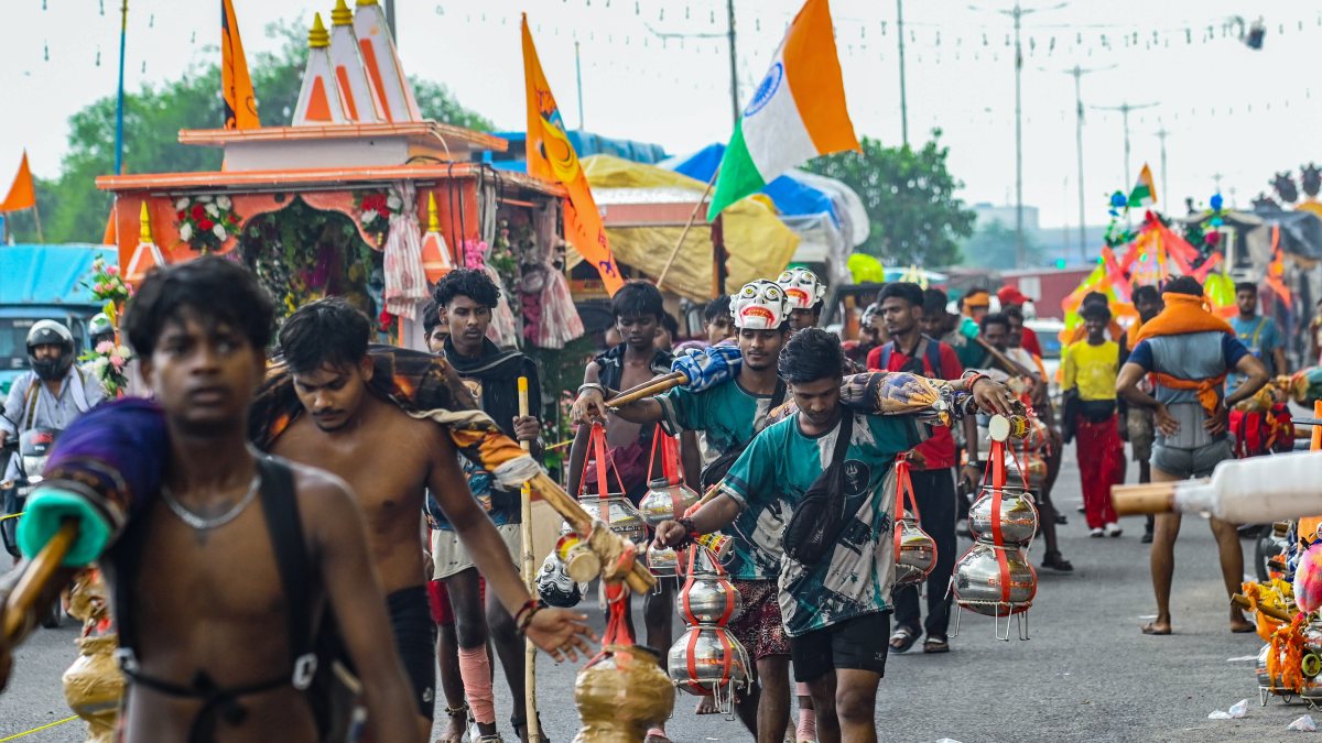 Kanwariya devotees return from yatra amid rain in Delhi