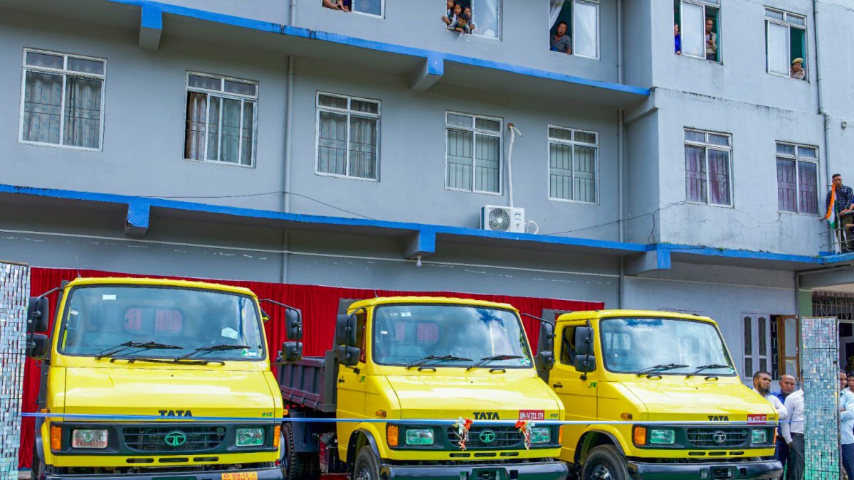 Manipur CM flags off waste management vehicles in Kangpokpi