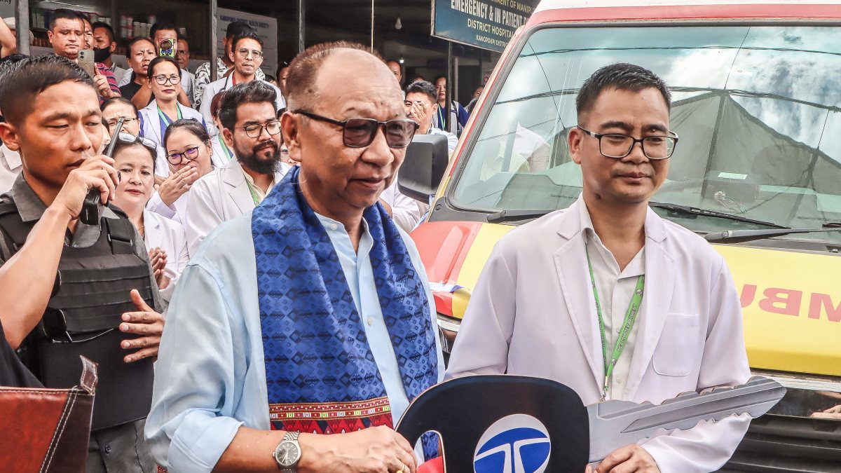 Manipur CM hands over ambulances to Kangpokpi health authorities
