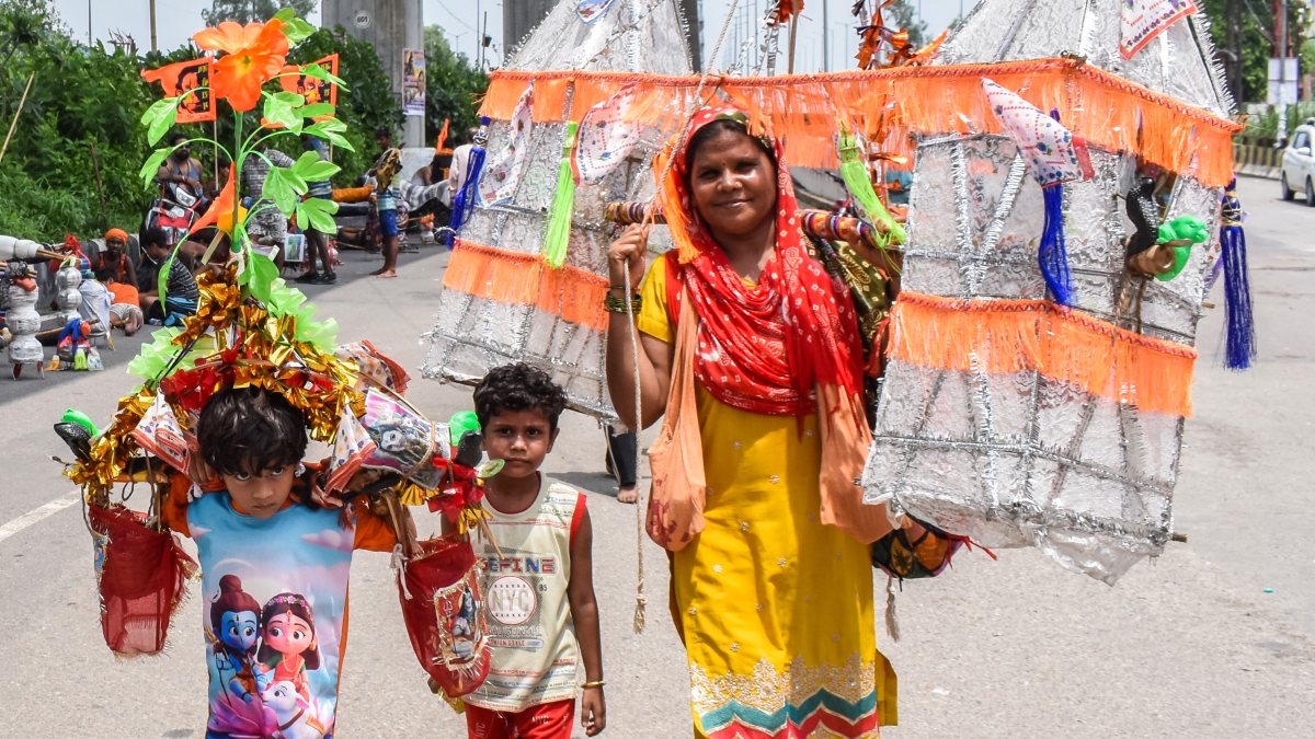 Woman with children joins Kanwar Yatra in Ghaziabad