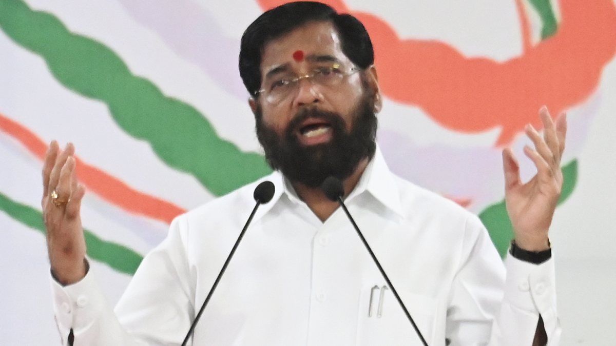 Shinde leads blood donation camp at Delhi Cantt