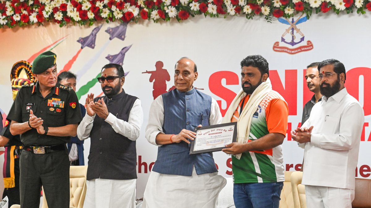 Rajnath Singh honours blood donors at Delhi Cantt camp
