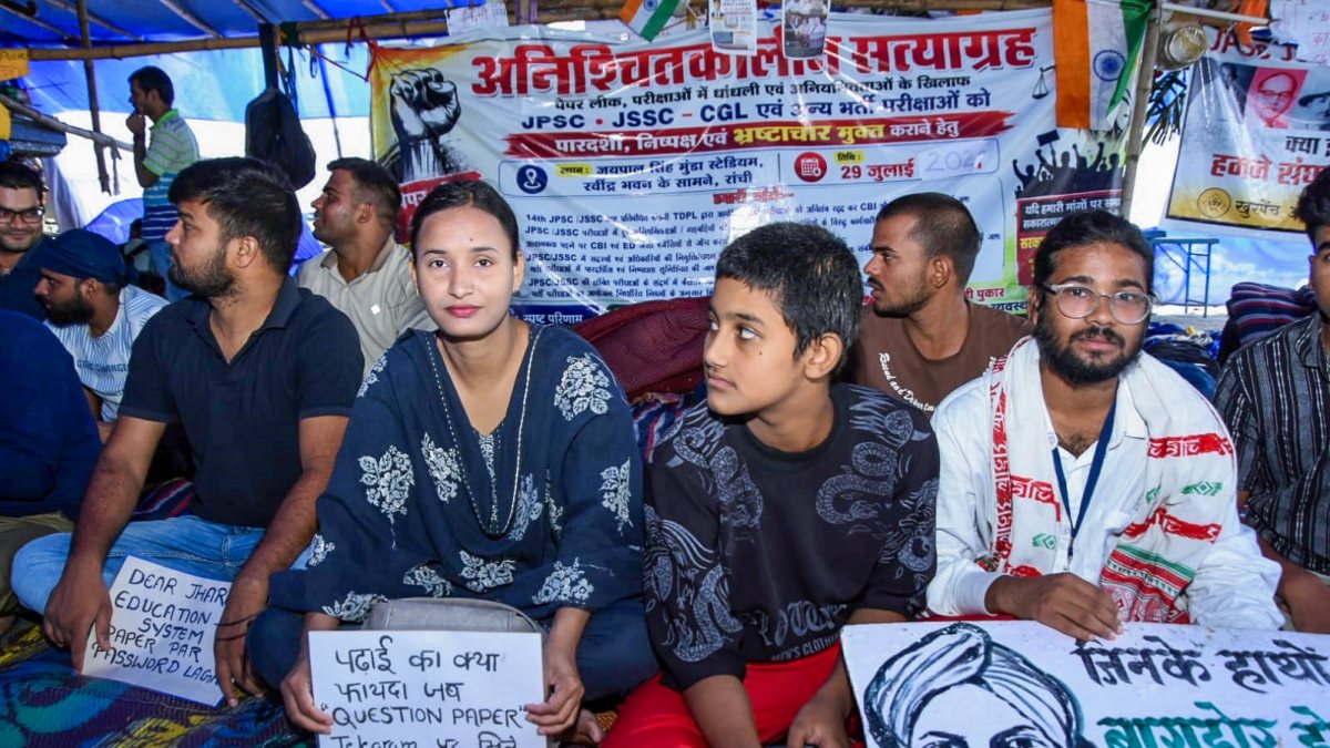 JPSC paper leak protest in Ranchi draws students