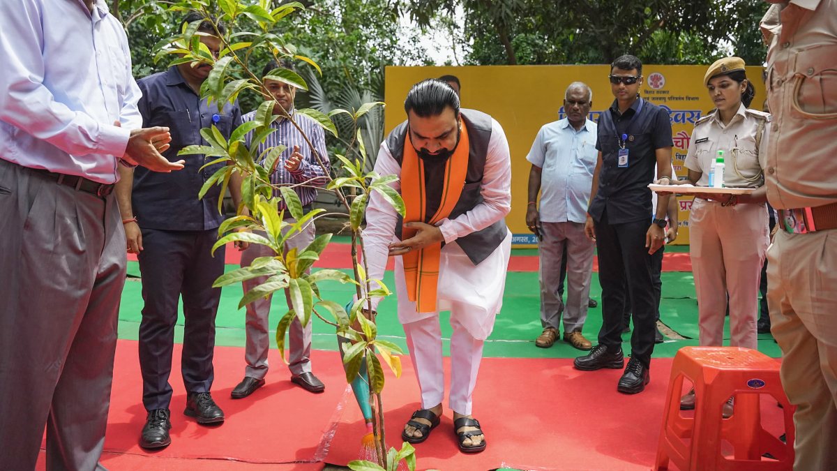 Bihar CM plants sapling on Prithvi Diwas, urges monsoon tree drive