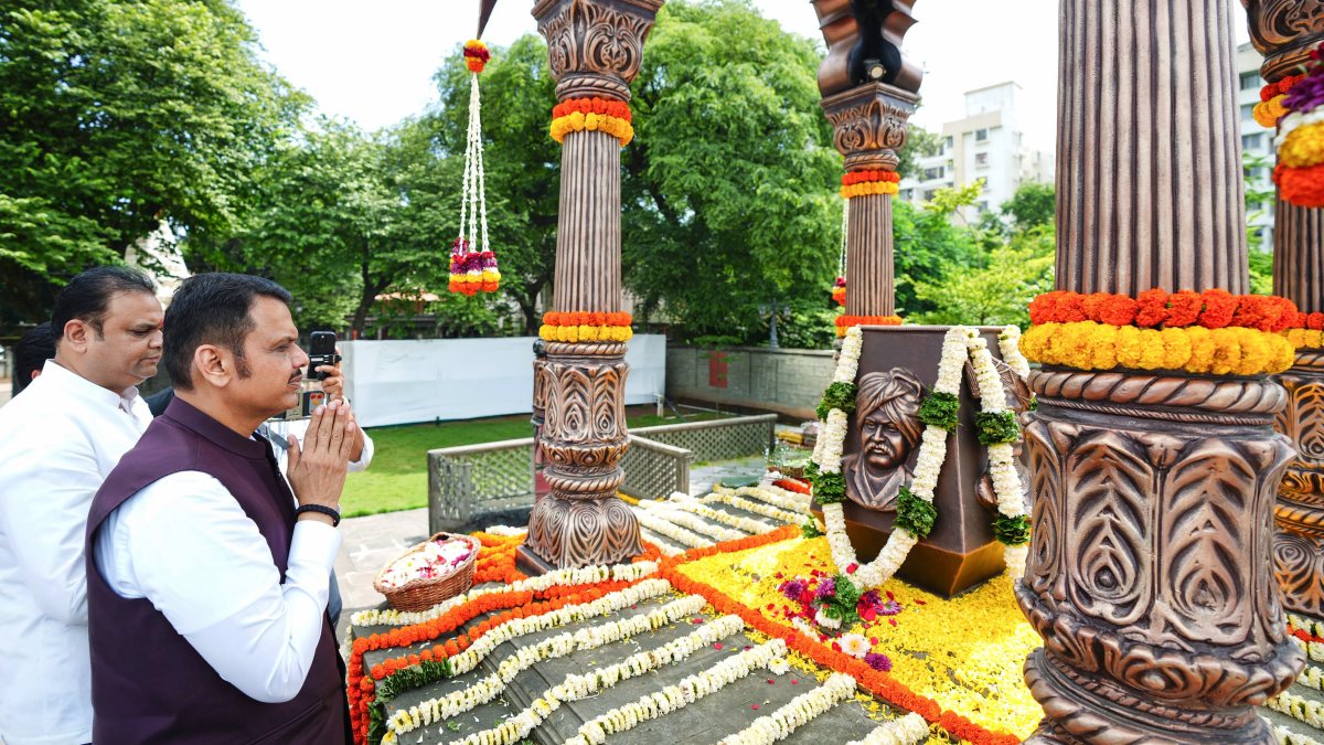 Maharashtra CM Fadnavis pays tribute to Chhatrapati Shahu Maharaj in Kolhapur