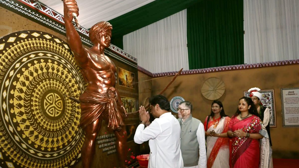Soren pays tribute to Birsa Munda at Adivasi Mahotsav
