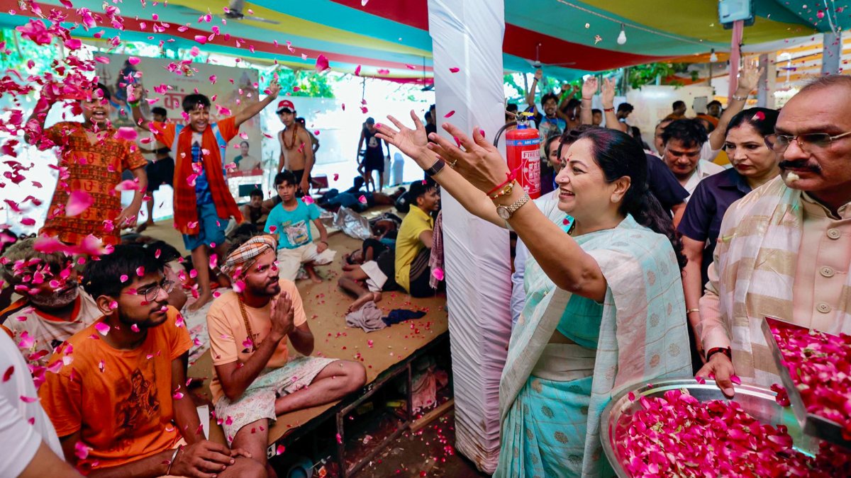 Delhi CM Rekha Gupta welcomes Kanwariyas with rose petals at Mayapuri