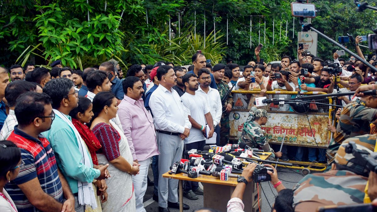 Jharkhand ministers meet student leaders in Ranchi