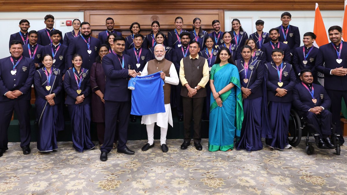 PM Modi receives signed jersey from CWG 2026 medallists
