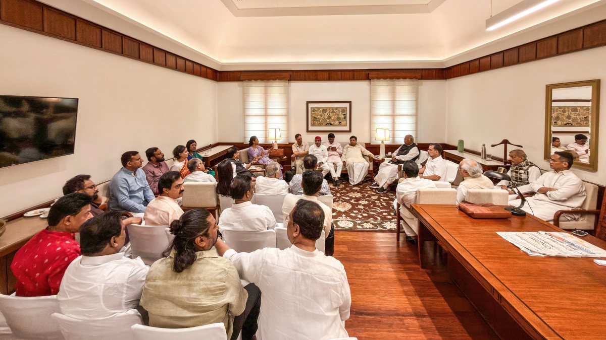 Congress leaders meet to coordinate opposition strategy in Delhi
